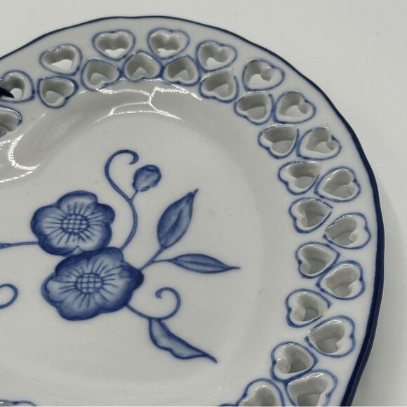 Set of 2 Blue & White Porcelain Hanging Plates - Floral Design - Picture 5 of 14